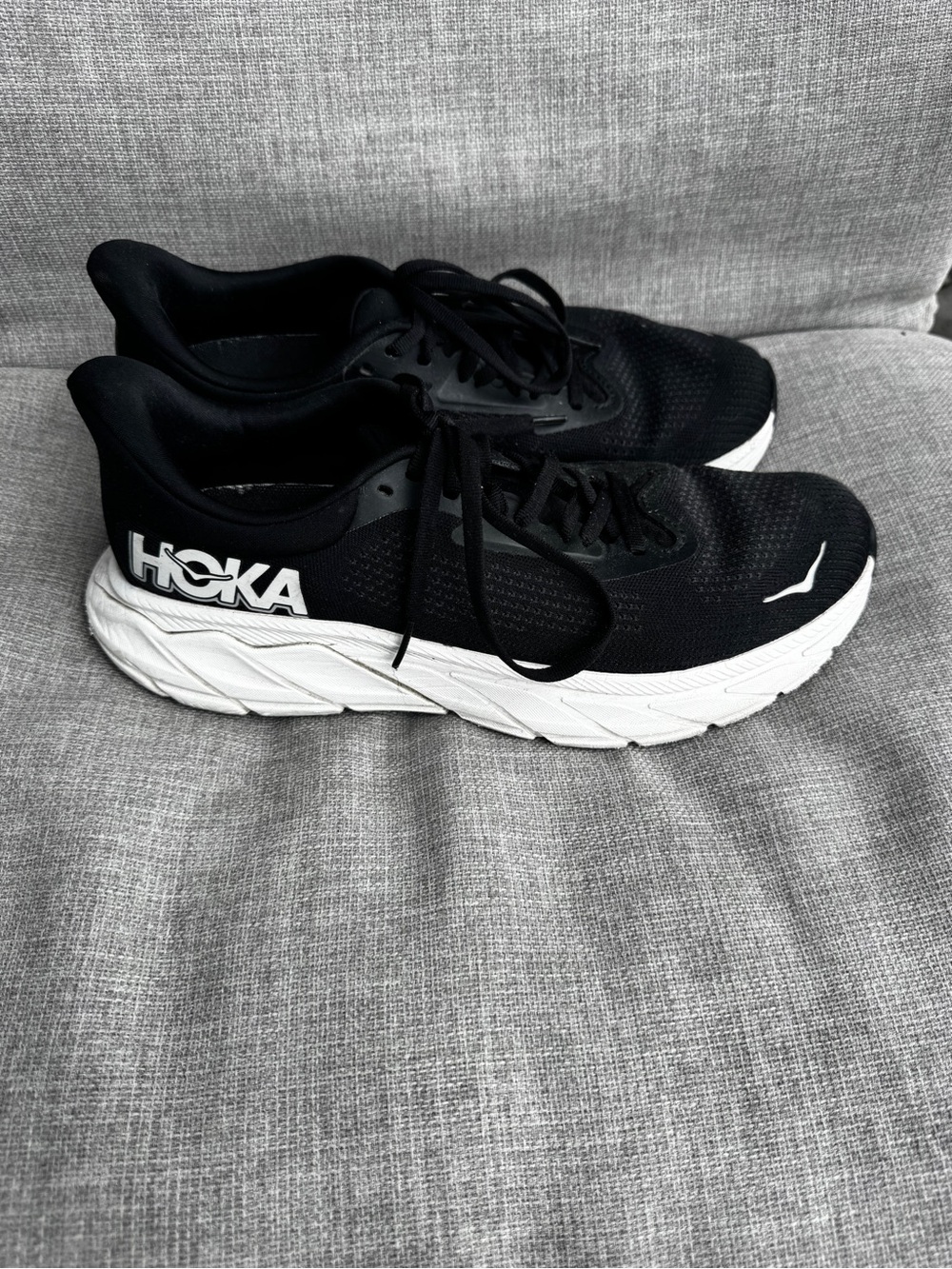 Hoka Arahi 7 Black / White Cushioned Sneakers
